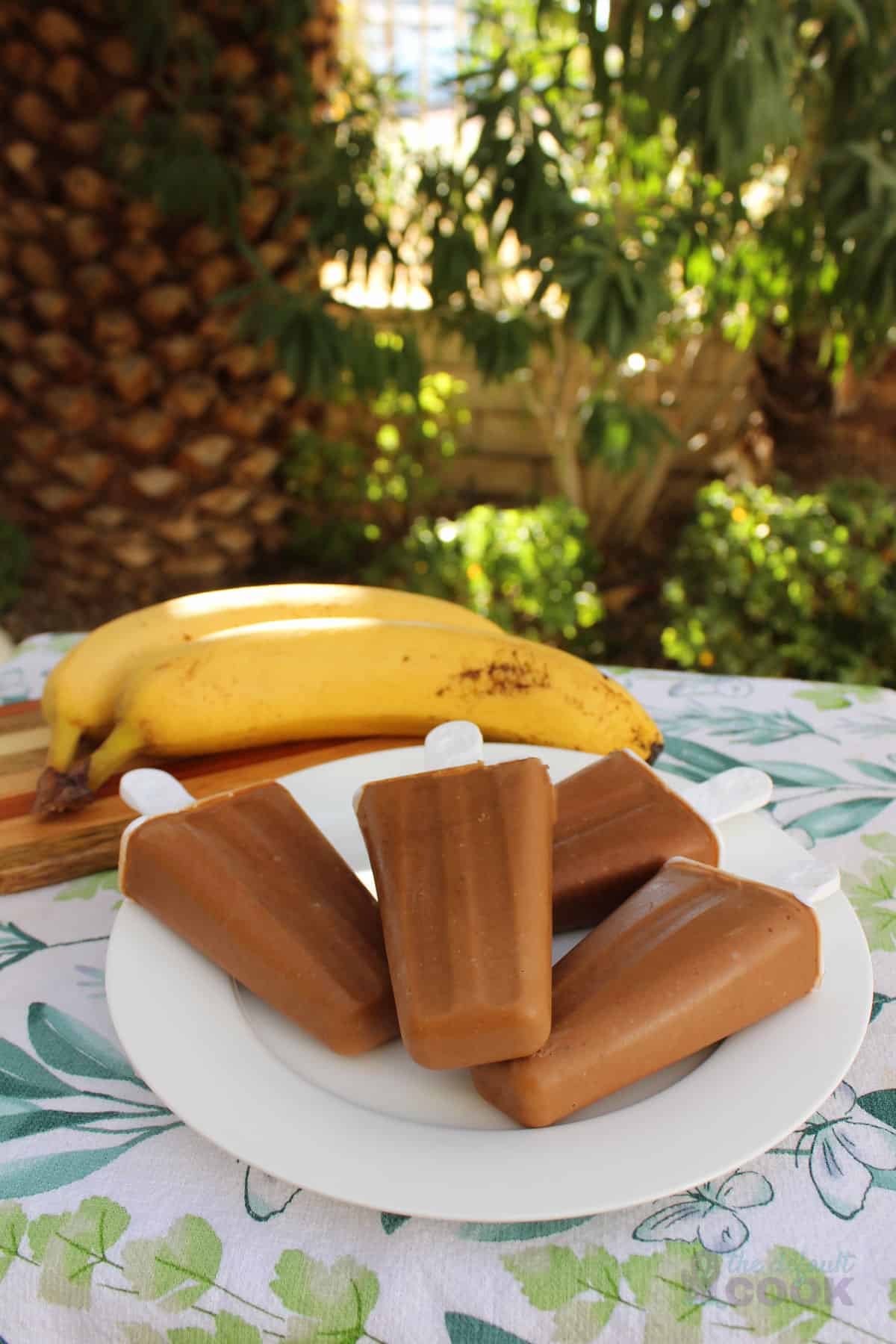 https://thedefaultcook.com/wp-content/uploads/2023/04/Banana_Chocolate_Peanut_Butter_Pops-7.jpg